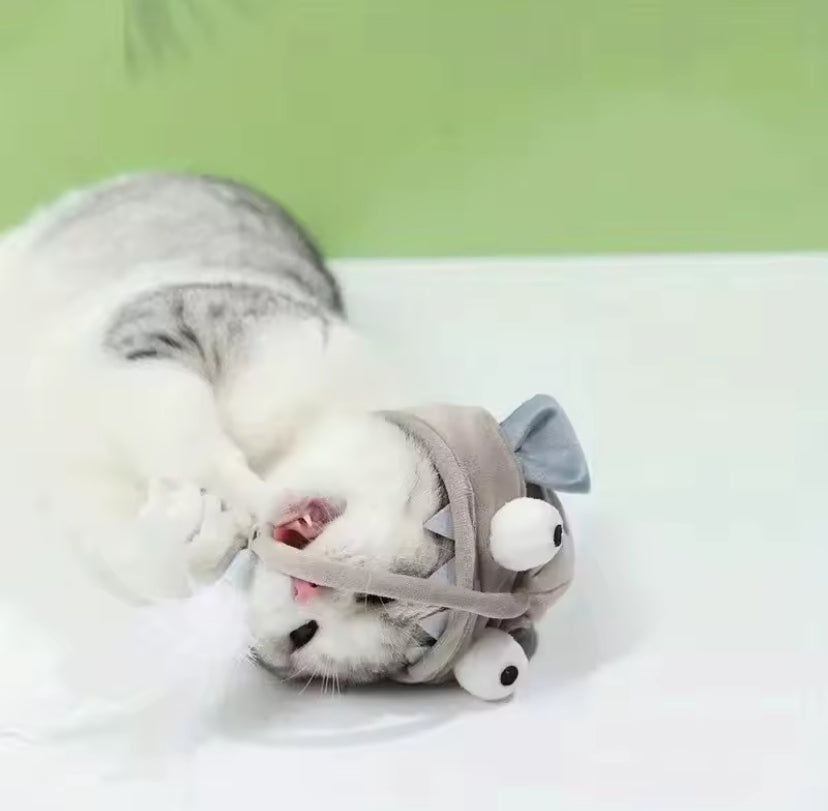 Funny Angler Fish Cat Hat with Toy Attachment – Interactive Pet Costume for Playtime and Photos